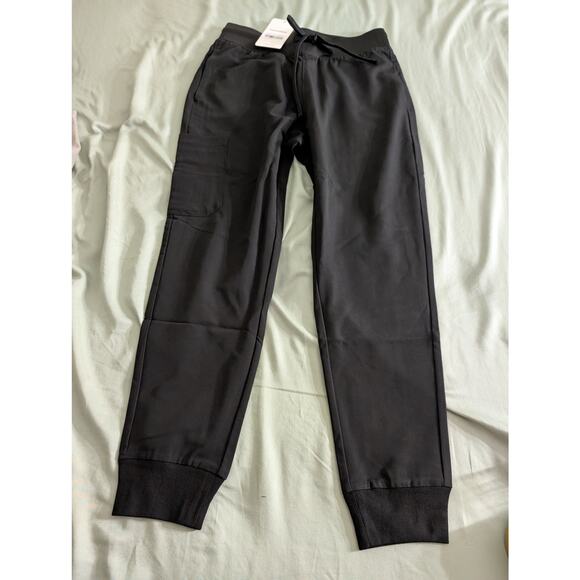 Mandala Women's Black 5 Pocket Notch Neck Top and Jogger Set  - Size M - Picture 1 of 10